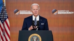 El presidente Joe Biden pronuncia el mensaje de clausura de la Cumbre para la Democracia, desde la Casa Blanca, el 10 de diciembre de 2021.