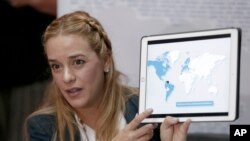 Lilian Tintori dijo que es "ilegal" e "inhumano" que el Sebin ingrese a su casa con armas en presencia de niños.