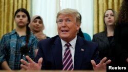 El presidente de EE.UU., Donald Trump, habla durante un evento para anunciar una nueva orientación sobre la oración constitucional en las escuelas públicas, en la Oficina Oval de la Casa Blanca, el 16 de enero de 2020. 