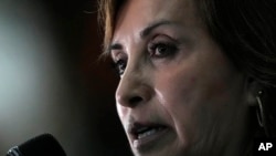 ARCHIVO - La presidenta de Perú, Dina Boluarte, habla con la prensa al final de la Cumbre de la Amazonía en Belem, Brasil, el 8 de agosto de 2023.