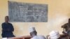 Gwamna Zulum a zaune a aji yana yi wa malamai jarabawa (Facebook/Gwamnatin Borno)