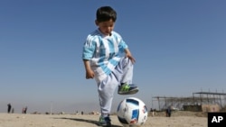 Murtaza Ahmadi, se convirtió en una sensación en internet cuando se hicieron virales unas fotos en las que se le veía jugando al fútbol con una camiseta hecha con una bolsa de plástico de rayas.