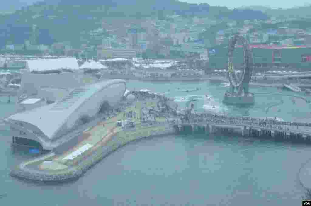 The Expo site covers 250,000 square meters, Yeosu, South Korea, June 9, 2012. (S.L. Herman/VOA)