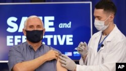 Potpredsjednik SAD Mike Pence prima Pfizer/BioNTech vakcinu u kompleksu Bijele kuće, 18. decembar 2020. (Foto:AP/Andrew Harnik)