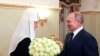 Президент Росії Владімір Путін вітає патріарха Російської православної церкви Кирила з 12-ю річницею його інтронізації в Москві, Росія, 1 лютого 2021. Михайло Климентьєв, Sputnik/AP