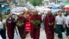 ရန်ကုန်ရှိ ဗုဒ္ဓဘာသာဝင်တွေနဲ့ မြန်မာရဟန်းတော်တွေက မန္တလေးက ဘာသာရေးဆန်တဲ့ အကြမ်းဖက်ဆူပူမှုတွေကို ကန့်ကွက်ကြောင်း ချီတက်ဆန္ဒဖော်ထုတ်ကြစဉ်။ (ဂျုလိုင် ၄၊ ၂၀၁၄)