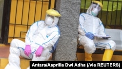 Wasu ma'aikatan lafiya suna hutawa a South Jakarta da ke Indonesia (Hoto: Antara/Asprilla Dwi Adha via Reuters)