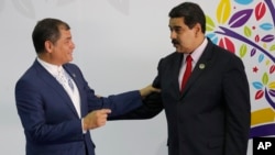 Archivo. El entonces presidente de Ecuador, Rafael Correa, (izq.) y el presidente de Venezuela, Nicolás Maduro, hablan durante la inauguración de la XVII Cumbre del Movimiento de Países No Alineados en Porlamar, Isla de Margarita, Venezuela, septiembre 2016.