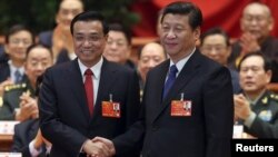 习近平主席和李克强总理在人大会议上握手
