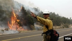 Los bomberos avanzan en las tareas de combate de los incendios forestales y alertan a los residentes sobre el avance del fuego.