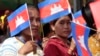 រូបឯកសារ៖ កម្មកររោងចក្រ​រង់ចាំស្វាគមន៍លោកនាយករដ្ឋមន្ត្រី ហ៊ុន សែន នៅរោងចក្រមួយកន្លែង រាជធានីភ្នំពេញ ថ្ងៃទី៣០ ខែសីហា ឆ្នាំ២០១៧។