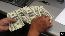 El Departamento de Comercio informó que el producto interno bruto creció a una tasa anual de 1,1% en el primer trimestre.