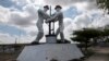 Fotografía de archivo de una estatua referente a trabajadores petroleros en Cabimas, Venezuela, tomada en julio de 2019. El alivio de sanciones económicas de Estados Unidos contra la industria petrolera favorecerá a la economía de Venezuela en 2024, afirman expertos.