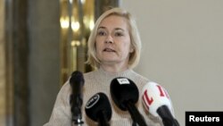 La ministra finlandesa del Interior, Mari Rantanen, durante la rueda de prensa sobre la situación de los pasos fronterizos del este de Finlandia, en Helsinki, el jueves 8 de febrero de 2024.
