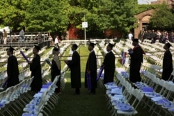 Los graduados del City College de Nueva York caminan hacia sus asientos en su ceremonia de graduación en Manhattan el 31 de mayo de 2019.