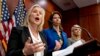 28 senadoras piden renuncia de Al Franken