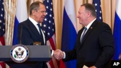 El Secretario de Estado Mike Pompeo, a la derecha, se da la mano con el Ministro de Relaciones Exteriores de Rusia, Sergey Lavrov.