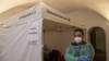 Radnik Crvenog krsta ispred šatora za testiranje na kovid u Nemačkoj (Stefan Puchner/dpa, AP)