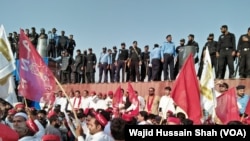 دپارلیمان غړي اؤ بیلابیل سیاسي ګوندونه وایي چې حکومت اوس دخپلې دغه ژمنې نه پشا شوی دی.
