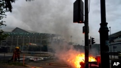 Bomberos tratan de apagar barricadas incendiadas por manifestantes prodemocracia que además vandalizaron señalizaciones en Tung Chung, cerca del aeropuerto de Hong Kong. Domingo 1 de septiembre de 2019.
