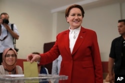 Meral Aksener, candidata presidencial del partido LYI (Bueno) de la oposición nacionalista, presenta su voto en las elecciones de Turquía en un colegio electoral en Estambul, el domingo 24 de junio de 2018.