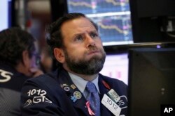 El especialista Michael Pistillo trabaja en la Bolsa de Valores de Nueva York, el 10 de octubre de 2018.