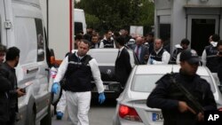 La policía turca afuera de la residencia del cónsul de Arabia Saudí, general Mohammed al-Otaibi, en la investigación de la desaparición y presunto asesinato del escritor Jamal Khashoggi, en Estambul. Octubre 17, 2018.