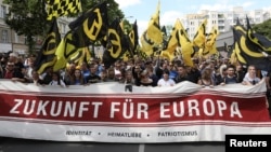 Almaniyada ifrat sağçılar nümayişdə "Avropa Üçün Gələcək" şüarı sərgiləyirlər. Berlin, 17 iyun, 2017.
