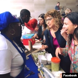 Subsecretaria adjunta para la oficina de Población, Refugiados y Migración de Estados Unidos,Nancy Izzo Jackson, durante una reciente visita a Ecuador para ver de primera mano el impacto del flujo de los desplazados venezolanos al país andino. Foto: Embajada de EE.UU. en Quito. Junio 20 de 2018.