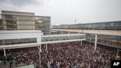 Manifestantes bloquean el aeropuerto El Prat de Barcelona, España, el 14 de octubre de 2019.