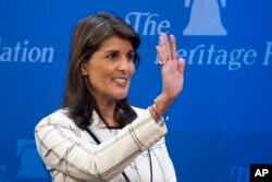 La embajadora de EE.UU. ante las Naciones Unidas, Nikki Haley, habla en The Heritage Foundation sobre la retirada estadounidense del Consejo de Derechos Humanos de los Estados Unidos, en Washington, el miércoles 18 de julio de 2018. (AP Photo / Cliff Owen)