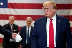 El presidente Donald Trump visita una planta de Honeywell International donde se fabrica equipo protector contra el coronavirus en Phoenix, Arizona, el 5 de mayo de 2020.