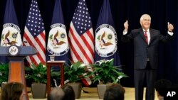 ARCHIVO - El secretario de Estado Rex Tillerson habla con empleados del Departamento de Estado, el 3 de mayo de 2017, en Washington.