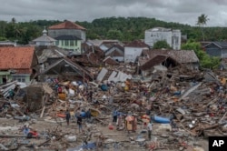 La cifra de muertos podría aumentar en la medida que las autoridades visitan las zonas afectadas por el tsunami ocurrido en Indonesia.