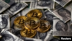 Dünyanın ən məhşur virtual valyutası olan Bitcoin istifadəçiləri bank və ya dövlətin nəzarətindən kənar alqı-satqı etməyə imkan verir