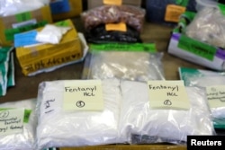 Bolsas plásticas con Fentanilo expuestas sobre una mesa en el área de aduanas de la Oficina de Correo Internacional en el aeropuerto O'Hare de Chicago, Illinois, el 29 de noviembre de 2017.