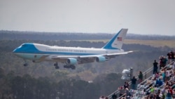 Air Force One aterriza en el Aeropuerto Internacional de Daytona Beach antes de las Daytona 500. Foto Mark J. Rebilas-USA TODAY Sports.