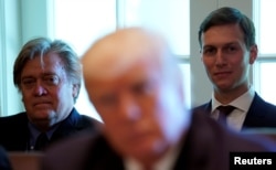 Steve Bannon, izquierda, y Jared Kushner, derecha, escuchan al presidente Donald Trump durante una reunión de gabinete en la Casa Blanca. Junio 12, 2017.