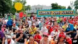 Los manifestantes se sentaron durante 100 segundos para marcar los primeros 100 días del presidente Trump en el cargo.