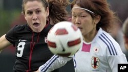 A la derecha, la japonesa Mizuhho Sakaguchi y la Estadounidense Heather O´Reilly persiguen la pelota en un amistosoen Cary N.C, mayo de 2011
