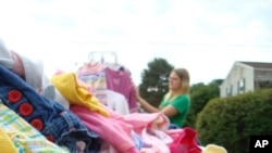 Ropa para niños y juguetes siempre son artículos que atraen a los compradores.