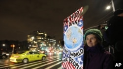 El tribunal federal de Brooklyn ha recibido otras demandas contra la orden ejecutiva de Trump, la primera a nombre de los iraquíes detenidos en el JFK y otra a nombre del estado de Washington presentada por su fiscalía general.