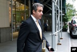 Michael Cohen, exabogado personal del presidente Donald Trump, sale de su apartamento en la ciudad de Nueva York el martes, 21 de agosto de 2018.