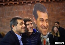 Ernesto Talvi (izquierda) del Partido Colorado posa para fotografías tras ganar la elección primaria de su partido el domingo, 30 de junio de 2019, en Montevideo, Uruguay.