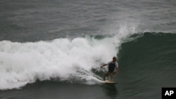 Un surfista monta una ola en Mazatlán, México, el martes 23 de octubre de 2018, antes de la llegada del huracán Willa.