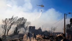 Helicópteros como el de la foto ayudan a contener los incendios de Navidad en Valparaíso.
