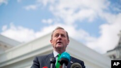 El primer ministro irlandes, Enda Kenny, habla con miembros de los medios de comunicación fuera del ala oeste de la Casa Blanca en Washington, el jueves 16 de marzo de 2017, después de su reunión con el presidente Donald Trump.
