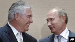 Vladimir Putin, right, y Rex Tillerson, CEO de Exxon Mobil durante la firma de un acuerdo en Sochi, Rusia, en agosto de 2011.