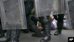 La jornada de disturbios y saqueos fue sofocada a tiros por militares y policías.
