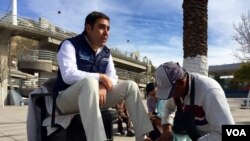 El alcalde de Nogales, Sonora, Temo Galindo se lustra los zapatos en la calle frente a la alcaldía. (Foto: R. Taylor/VOA)